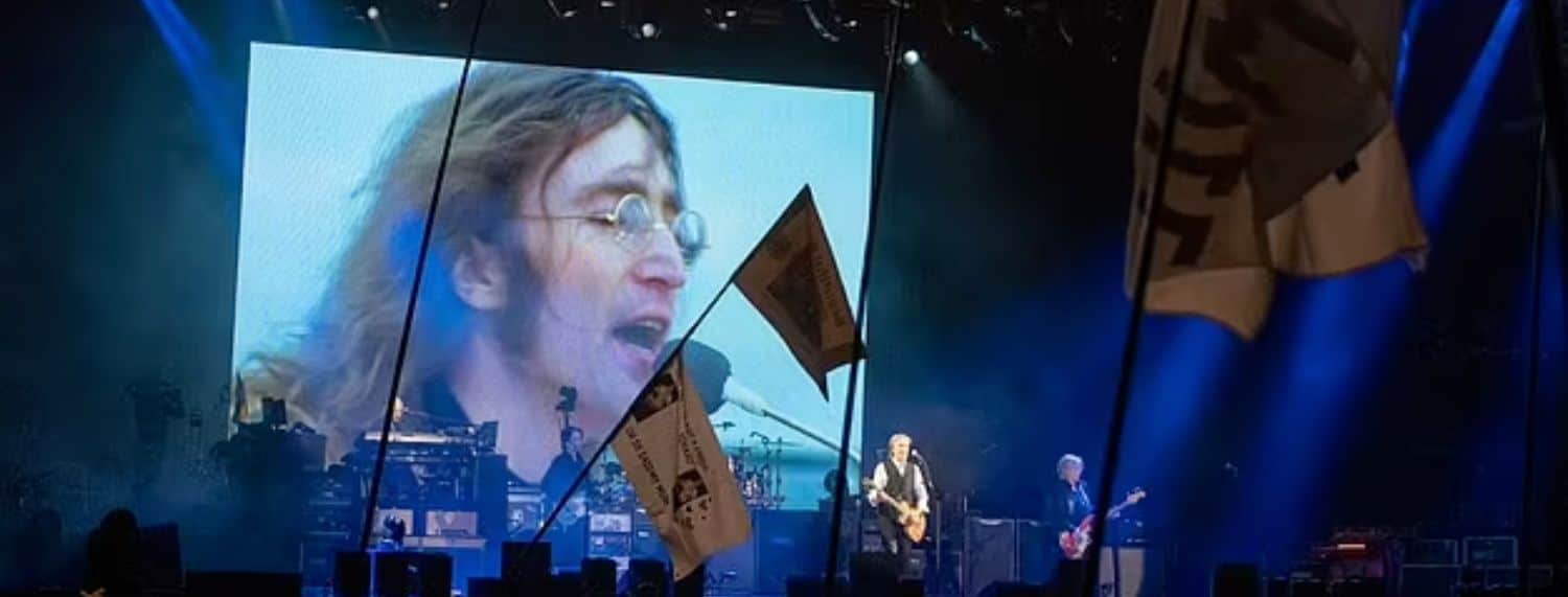 Je ne sais pas si je suis à l'aise avec ça" : Julian, le fils de John Lennon, est choqué par le fait que son père soit ramené à la vie pour se produire en duo sur scène avec son ancien compagnon des Beatles, Sir Paul McCartney.
