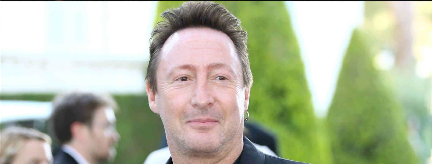 Julian Lennon réagit au duo virtuel de son père avec Paul McCartney.
