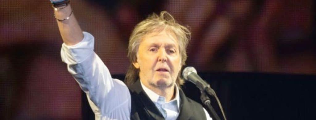 Paul McCartney, star des Beatles, est dévasté par la mort de son beau-frère John Eastman.