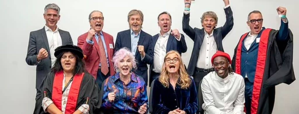 Sir Paul McCartney remet des distinctions honorifiques à des figures de proue de l'industrie du spectacle lors de la cérémonie de remise des diplômes du LIPA à Liverpool.