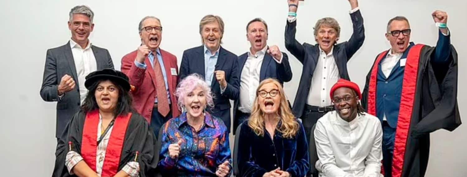 Sir Paul McCartney remet des distinctions honorifiques à des figures de proue de l'industrie du spectacle lors de la cérémonie de remise des diplômes du LIPA à Liverpool.