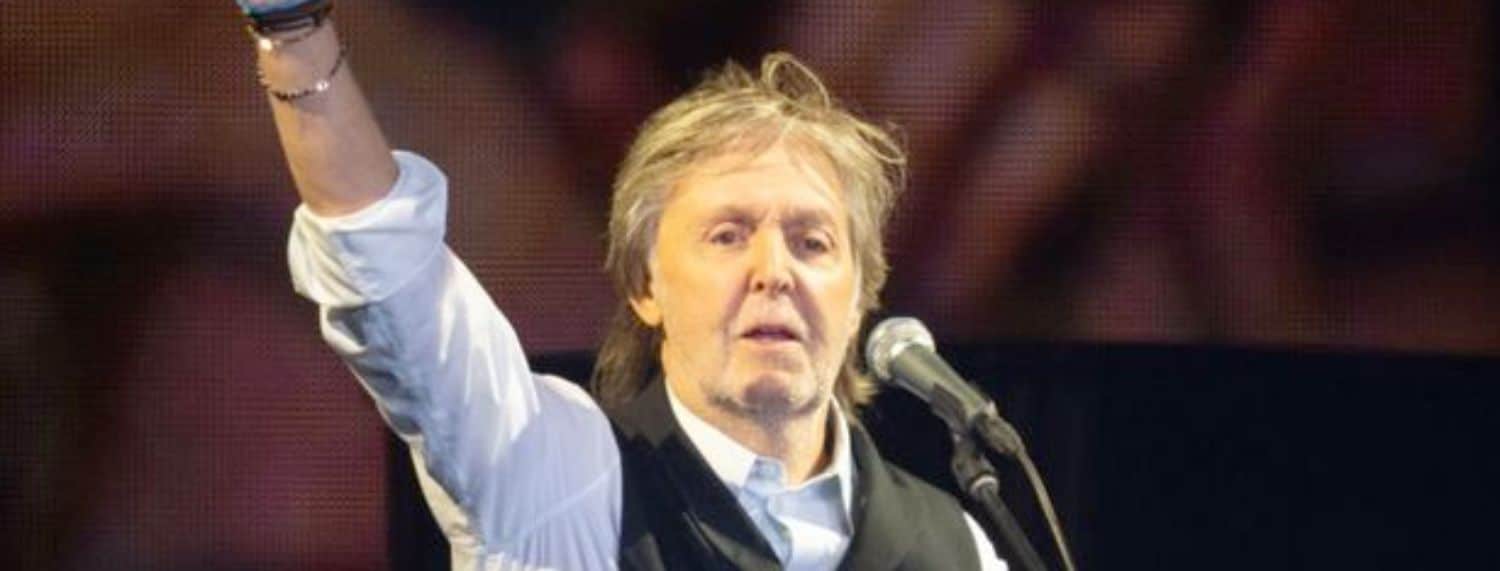 Paul McCartney, star des Beatles, est dévasté par la mort de son beau-frère John Eastman.