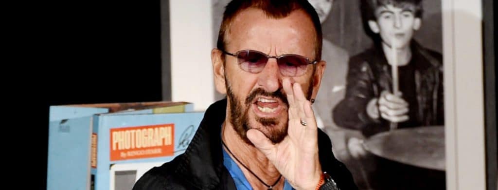 Ringo Starr vole la vedette avec son look totalement éclaté!