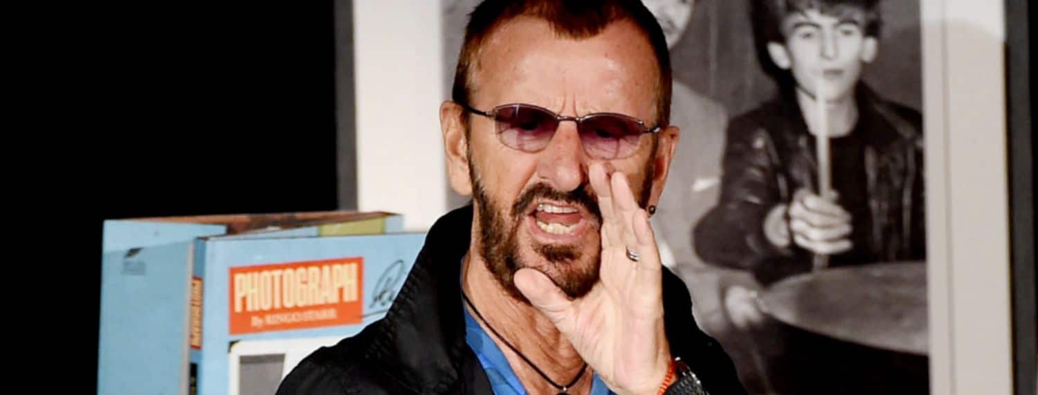 Ringo Starr vole la vedette avec son look totalement éclaté!