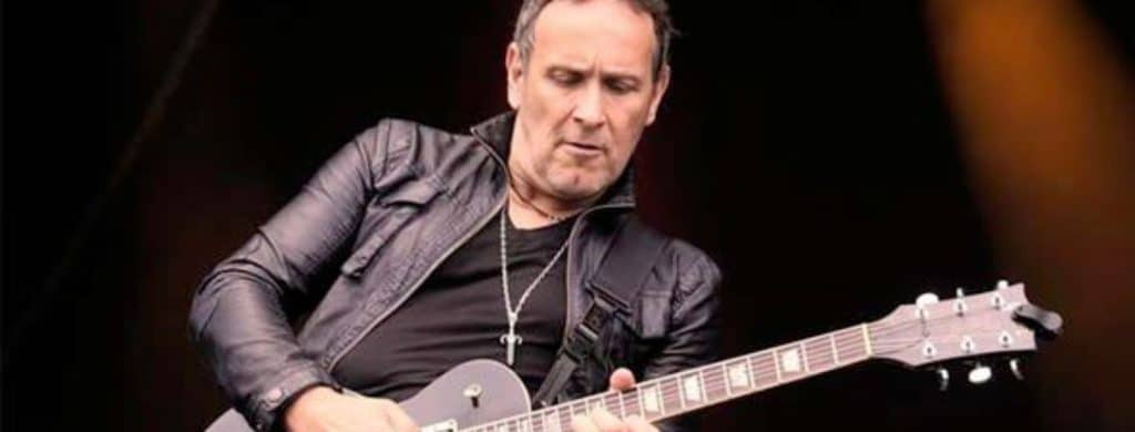 Vivian Campbell déclare que "She Loves You" des Beatles a été la première chanson qu'il a apprise à la guitare.