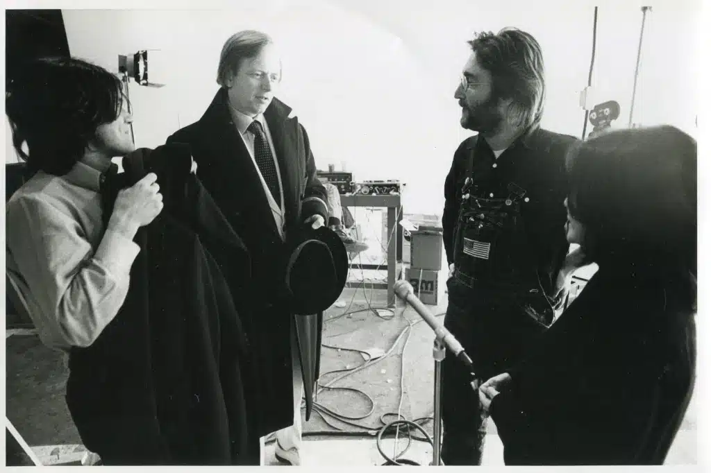 Ono et Lennon étaient en train de filmer le dos nu de centaines de mannequins lorsque Wenner leur a présenté l'écrivain Tom Wolfe.