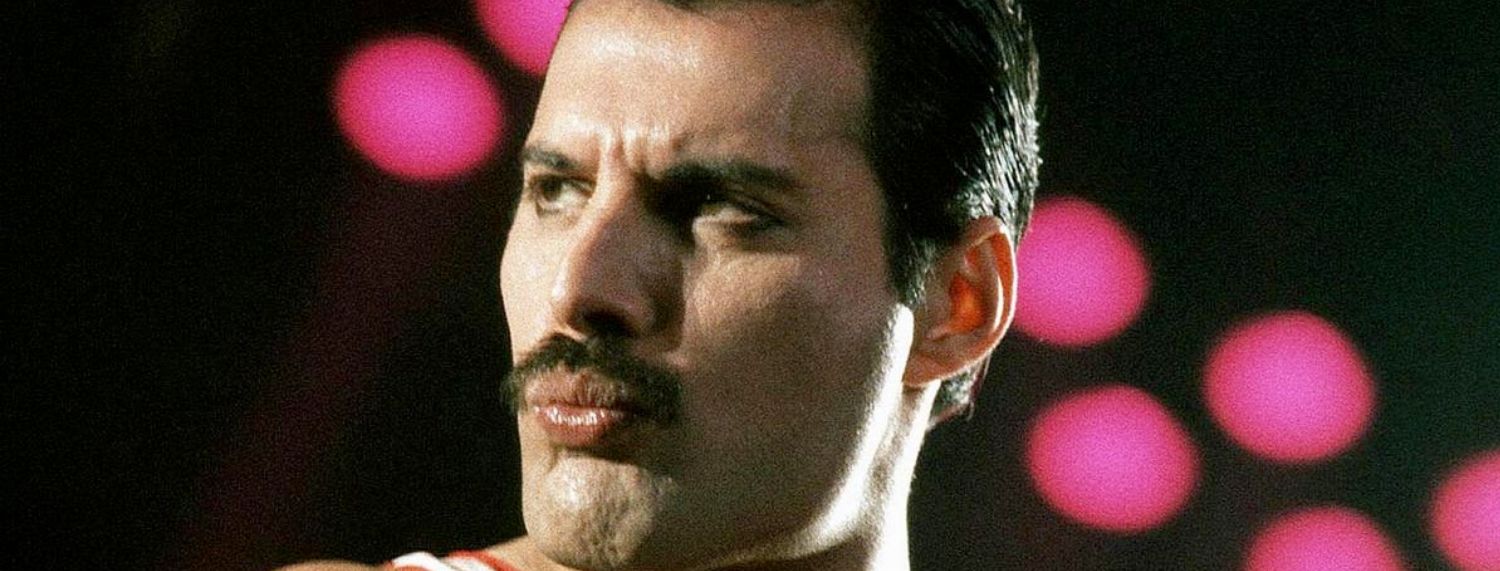 Queen et les Beatles comptent parmi les plus grands succès musicaux de la scène rock britannique. Compte tenu de la reconnaissance critique que les deux groupes ont obtenue au fil du temps, on peut dire qu'ils ont leur nom écrit en lettres d'or. En outre, Queen et les Beatles partagent une même appréciation de leur contribution respective au monde de la musique.