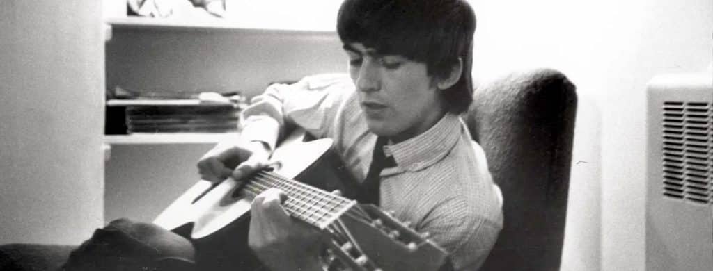 La première personne qui a vraiment intéressé George Harrison à la guitare