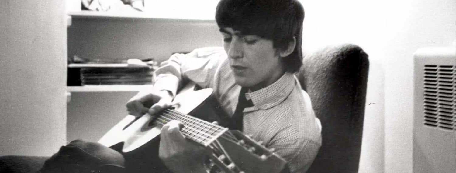 La première personne qui a vraiment intéressé George Harrison à la guitare