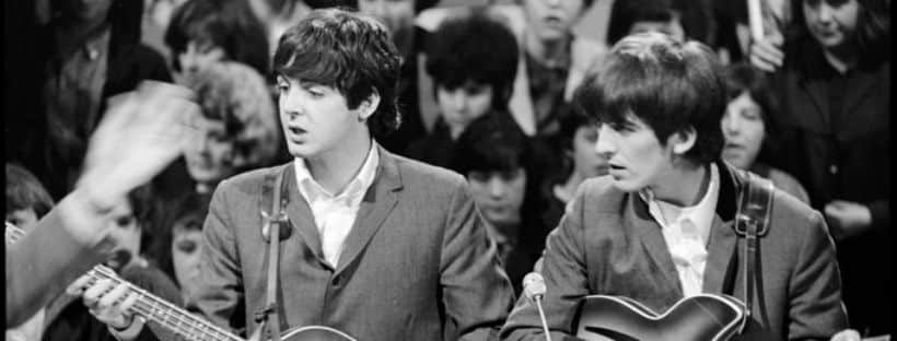 Paul McCartney et George Harrison ont des histoires contradictoires sur le Beatle qui s'est scarifié en faisant de l'auto-stop.
