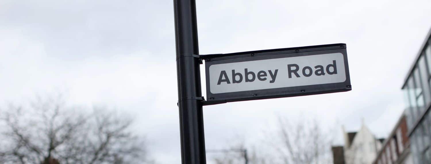 Abbey Road " est la seule couverture originale d'un album des Beatles à ne pas avoir deux caractéristiques notables.