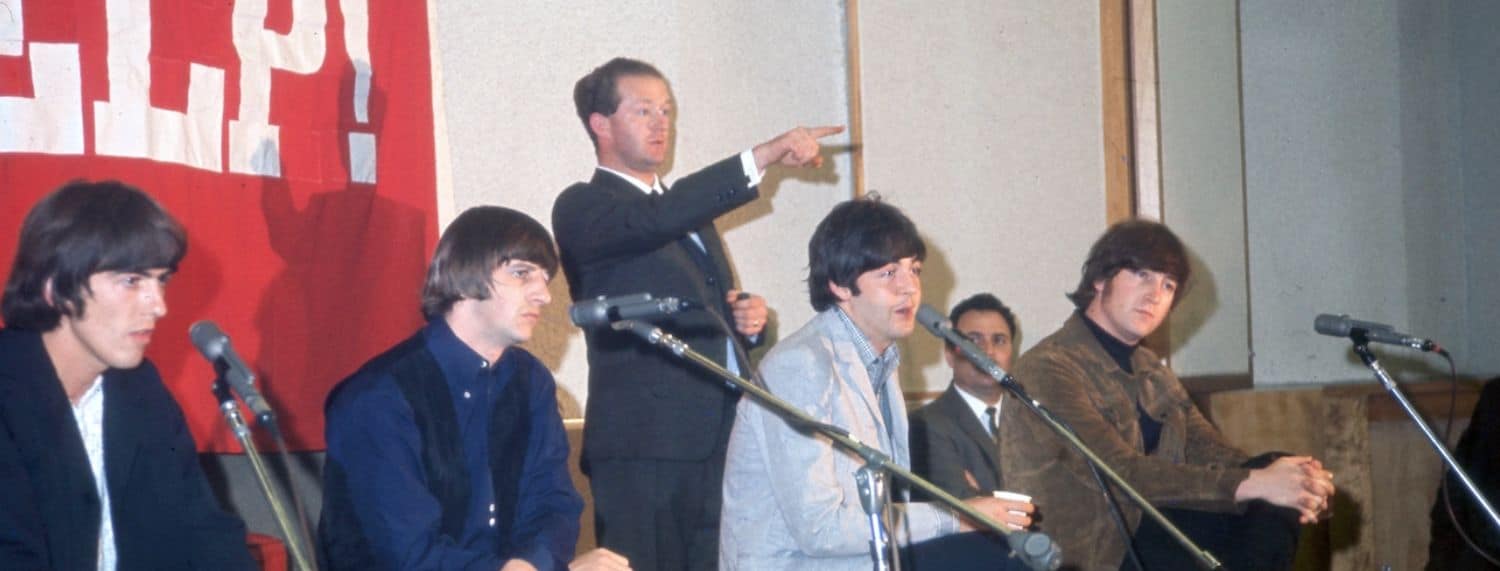George Harrison a déclaré que les Beatles faisaient parfois des blagues internes sur les journalistes pour "survivre" aux interviews