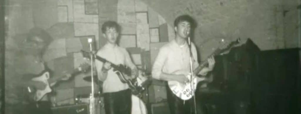 Paul McCartney et Pete Best ont été arrêtés et expulsés après avoir mis le feu à un préservatif.