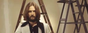 George Harrison a déclaré que son ego aurait préféré qu'Eric Clapton joue sur "While My Guitar Gently Weeps".