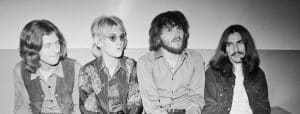 George Harrison pensait qu'Eric Clapton avait l'air seul lorsqu'ils se sont rencontrés à un concert des Lovin' Spoonful, mais Clapton pense que George l'enviait.