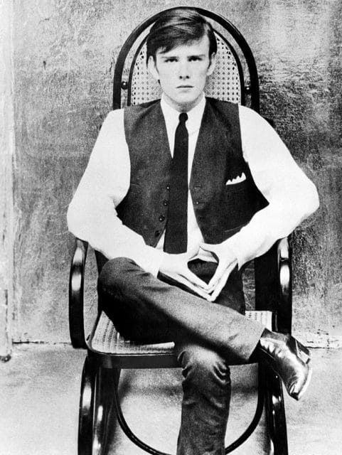 Stuart Sutcliffe, qui était un peintre moderniste et a fait partie des Beatles, posant peu avant sa mort.