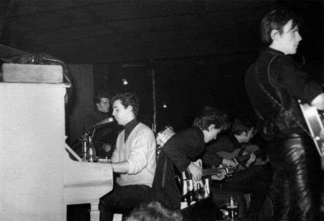 (De gauche à droite) Pete Best, Paul McCartney (au piano), George Harrison, John Lennon et Stuart Sutcliffe en concert sur la scène du Top Ten Club, 1961.