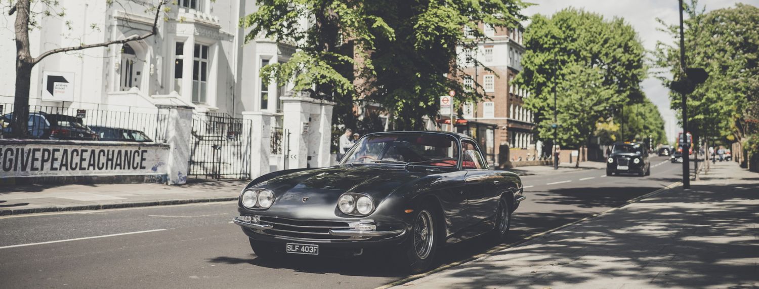 Lamborghini célèbre le 50e anniversaire du premier single des Beatles avec un tour de Londres en 400 GT 2+2
