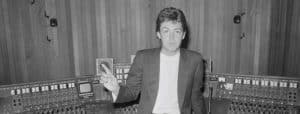 John Paul Jones de Led Zeppelin a déclaré que Paul McCartney avait sauvé une session d'enregistrement de "Doom and Gloom" en une seule phrase.