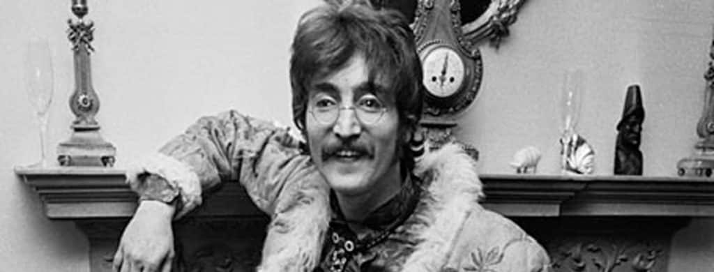 Les Beatles publient une démo obsédante de John Lennon chantant "Yellow Submarine".