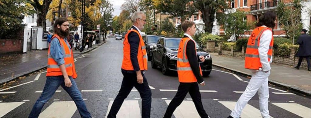 Abbey Road bloquée par des "éco-Beatles".