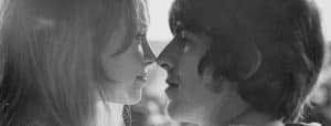 Après avoir divorcé de George Harrison et d'Eric Clapton, Pattie Boyd a consulté un psychothérapeute pour apprendre à croire en elle.