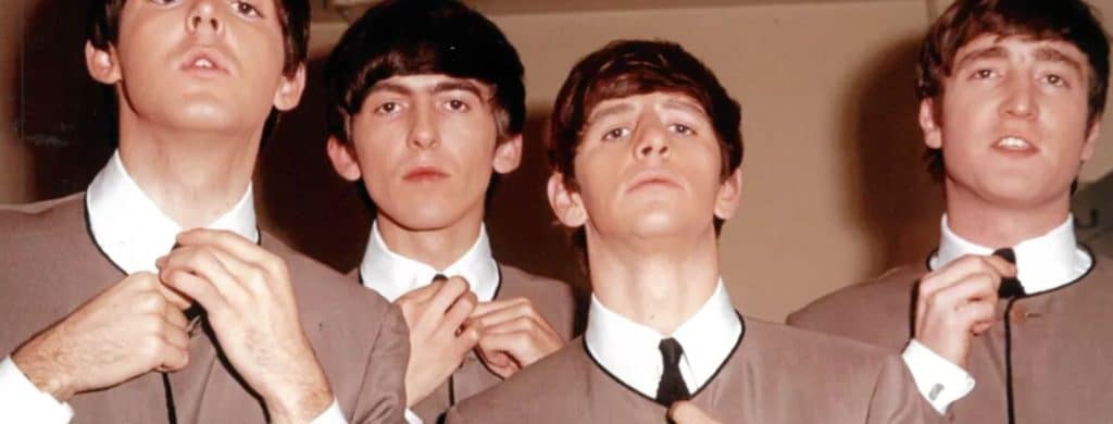 Pourquoi John Lennon n'a pas aimé le look costume-cravate des Beatles au départ