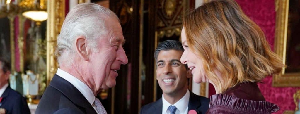 Charles III amusé : Stella McCartney lui fait la révérence après lui avoir claqué la bise !