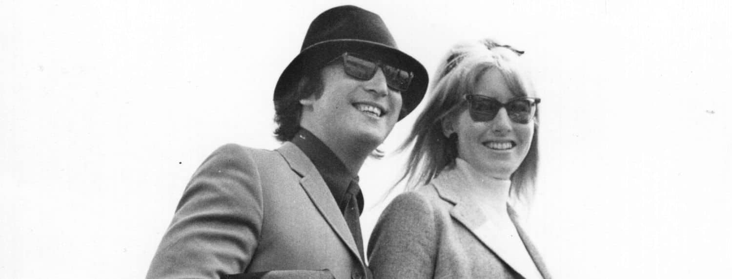 L'ex-femme de John Lennon s'est teint les cheveux en blond pour attirer son attention : " Je n'avais pas l'intention d'être dépassée ".