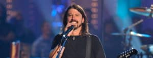 Dave Grohl s'est caché derrière Stevie Wonder parce qu'il était trop défoncé pendant un hommage à Ringo Starr