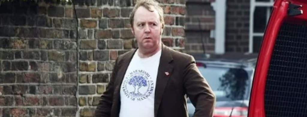 Le sosie de Sir Paul McCartney, James, 45 ans, est à la mode dans un T-shirt et un blazer dans une rare apparition après avoir dit qu'il voulait être "plus grand que les Beatles".