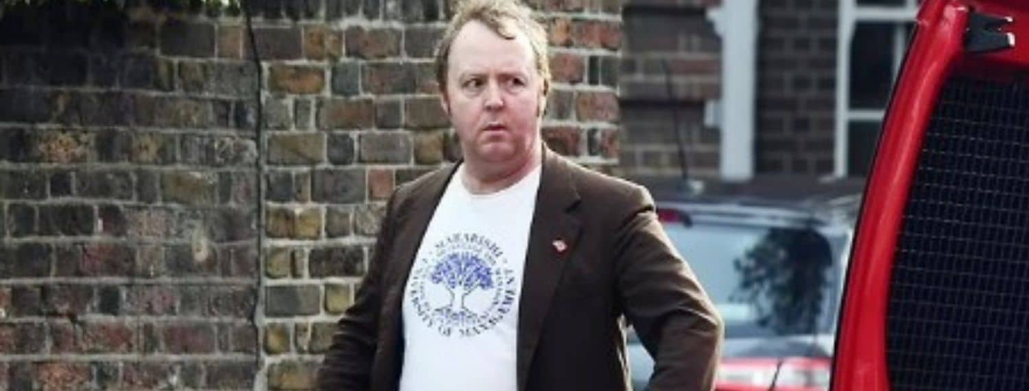 Le sosie de Sir Paul McCartney, James, 45 ans, est à la mode dans un T-shirt et un blazer dans une rare apparition après avoir dit qu'il voulait être "plus grand que les Beatles".