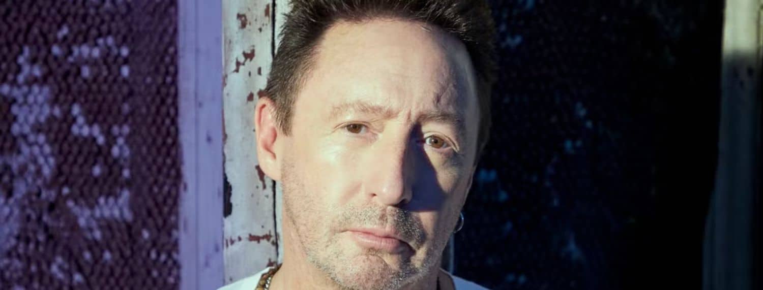 Julian Lennon ne savait pas s'il était "à l'aise" avec le fait que Paul McCartney fasse revivre John Lennon en tournée : "Cela m'a choqué".