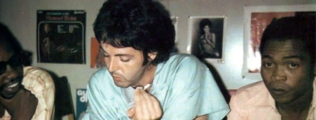 La chanson de Paul McCartney qui "a été écrite à mi-chemin d'une montagne en Écosse puis enregistrée au Nigeria".