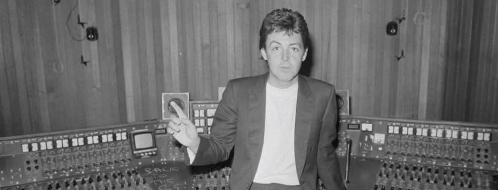 Paul McCartney a frappé un photographe lors de sa première grande sortie depuis la mort de John Lennon.