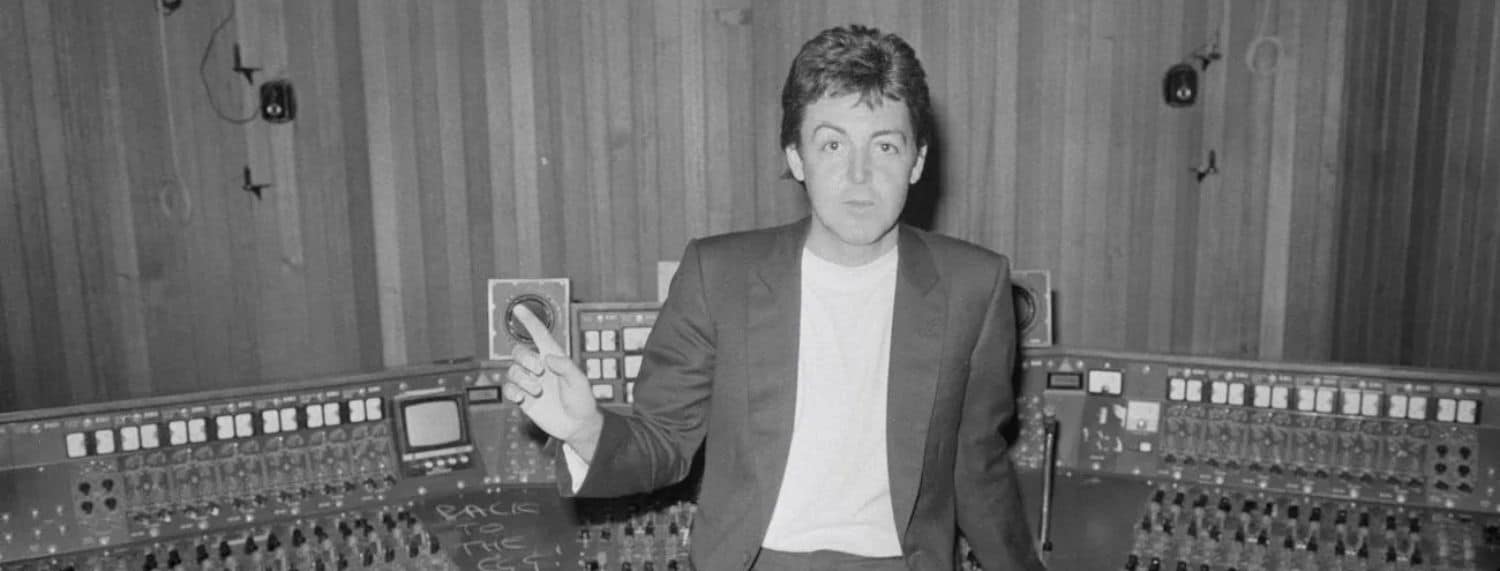 Paul McCartney a frappé un photographe lors de sa première grande sortie depuis la mort de John Lennon.