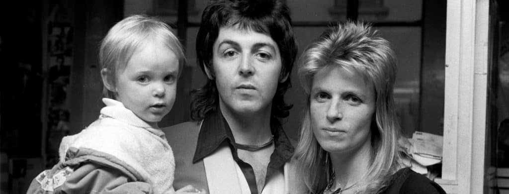 La fille de Paul McCartney a déclaré que ses parents étaient "très intelligents" de ne pas lui donner beaucoup d'argent.