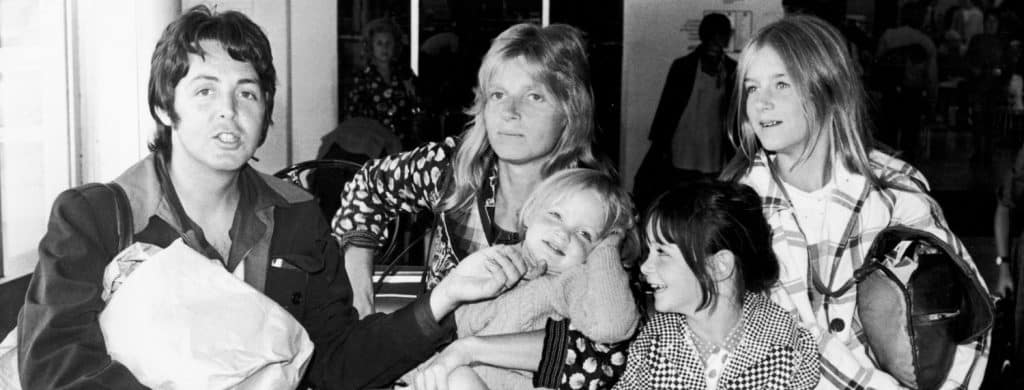 Paul McCartney explique ce que c'était d'emmener ses enfants en tournée : " C'étaient des enfants de la communauté hippie ".