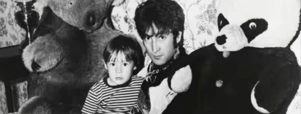 Les Beatles : Le fils de John Lennon, Julian, croise Paul McCartney à l'aéroport : " C'est si beau ! ".