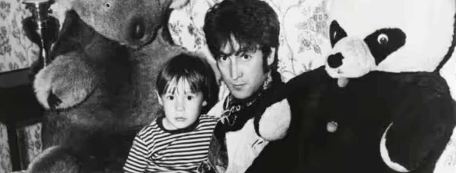 Les Beatles : Le fils de John Lennon, Julian, croise Paul McCartney à l'aéroport : " C'est si beau ! ".