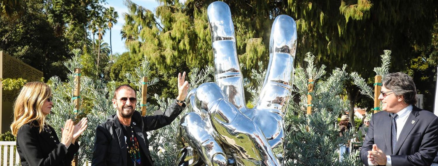 Ringo Starr vend des statues de son geste caractéristique "peace and love" pour une œuvre de charité