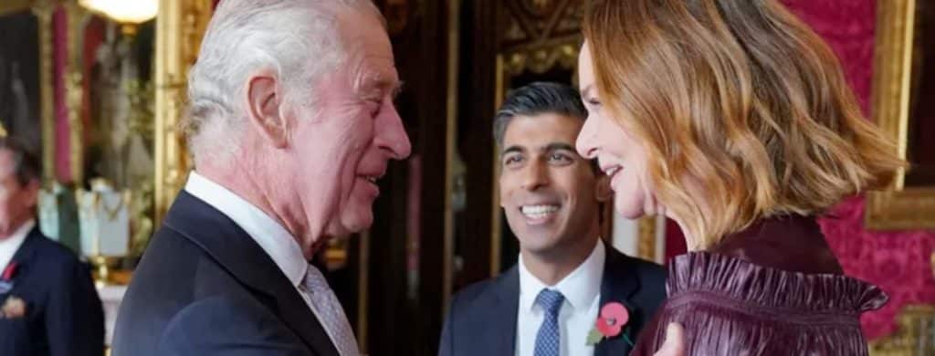 «Je ne sais plus quoi faire» : l'embarras de Stella McCartney au moment de saluer son ami Charles III