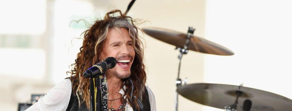 Steven Tyler d'Aerosmith dit qu'il s'est transformé en John Lennon pendant l'enregistrement de "Come Together" des Beatles.
