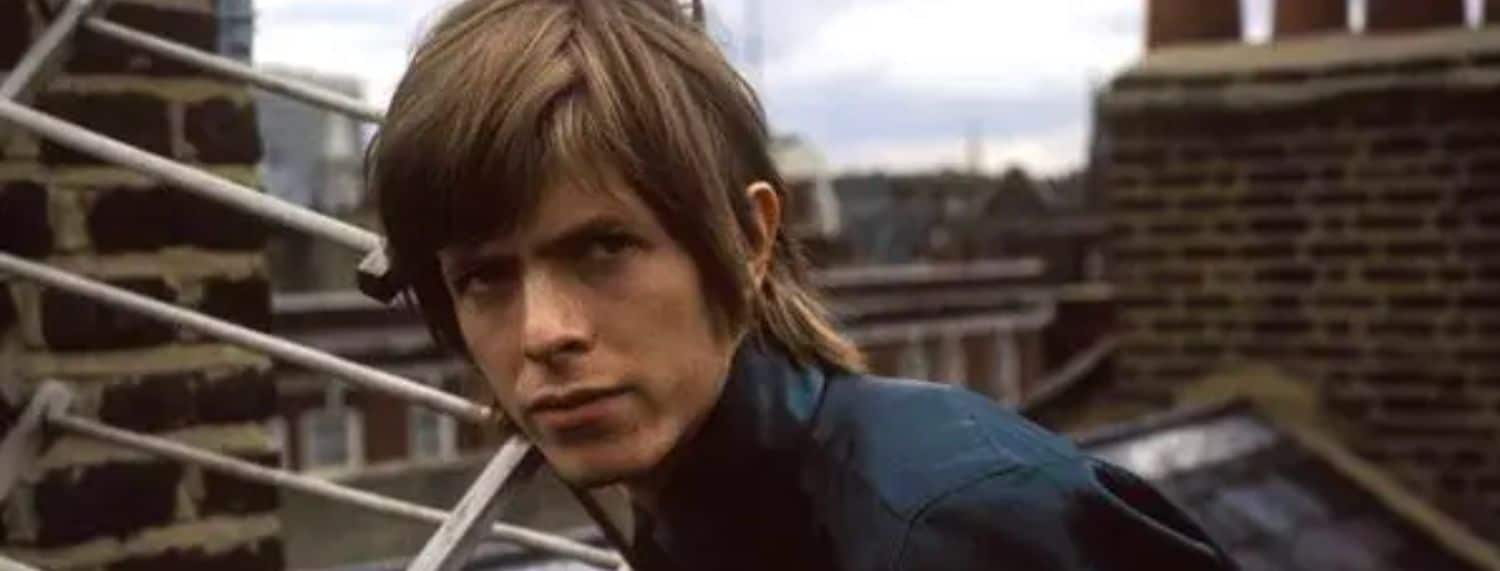 David Bowie pensait qu'il serait gênant de mentionner les Beatles lorsqu'il a rencontré John Lennon.
