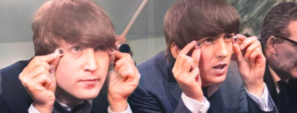 George Harrison a déclaré que John Lennon était toujours "aveugle comme une chauve-souris" parce qu'il ne portait jamais ses lunettes.