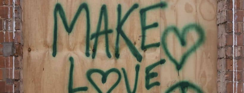 John Lennon a presque nommé une de ses chansons "Make Love Not War" (Faites l'amour, pas la guerre)