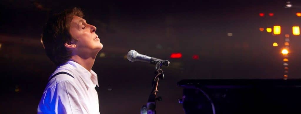 Paul McCartney joue des chansons des Beatles sur des pianos d'hôtel pour les clients parce que " je leur ai donné une histoire ".