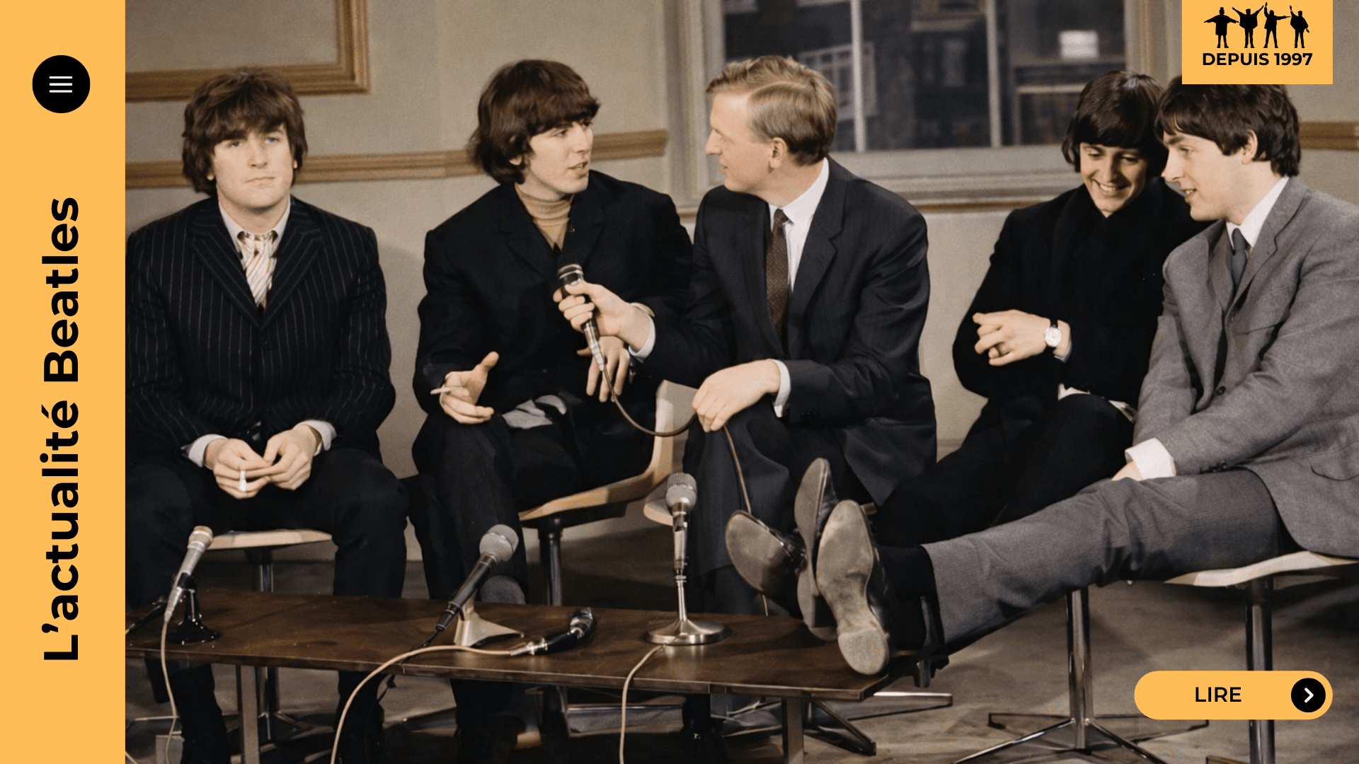 Beatles JFK 1964 : comment une conférence de presse hostile a viré à la démonstration de force. Ringo raconte des journalistes “venus pour les descendre”, et les Beatles ripostent à l’humour. Revivez l’instant.