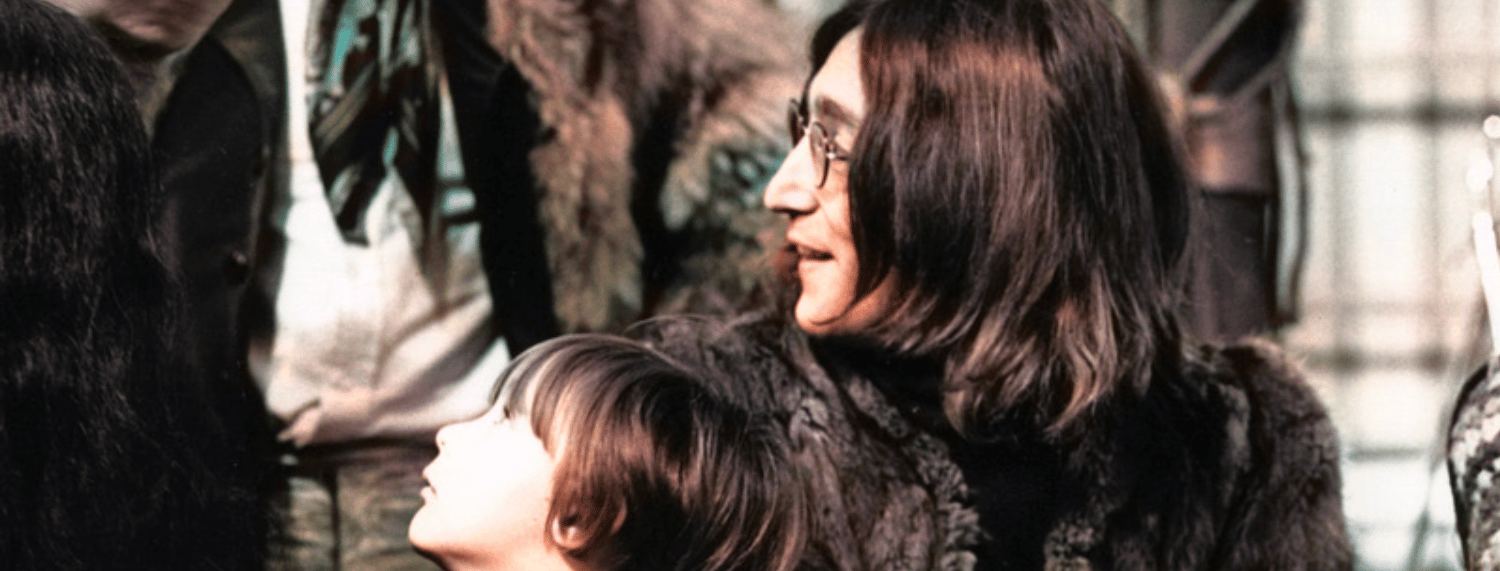 John Lennon a dit à son fils qu'il " veille sur lui " chaque fois qu'il voit une plume blanche.