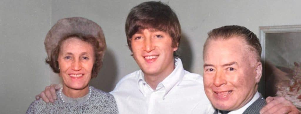 L'ex-femme de John Lennon, sa tante Mimi, s'est présentée aux médias de manière inexacte.